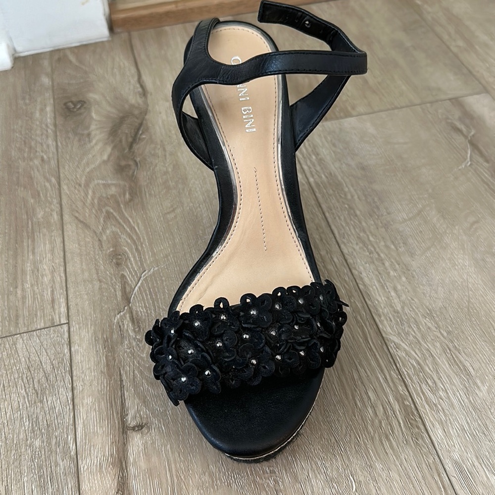 Gianni Bini Petall Black Floral Strap Wedges Size 8